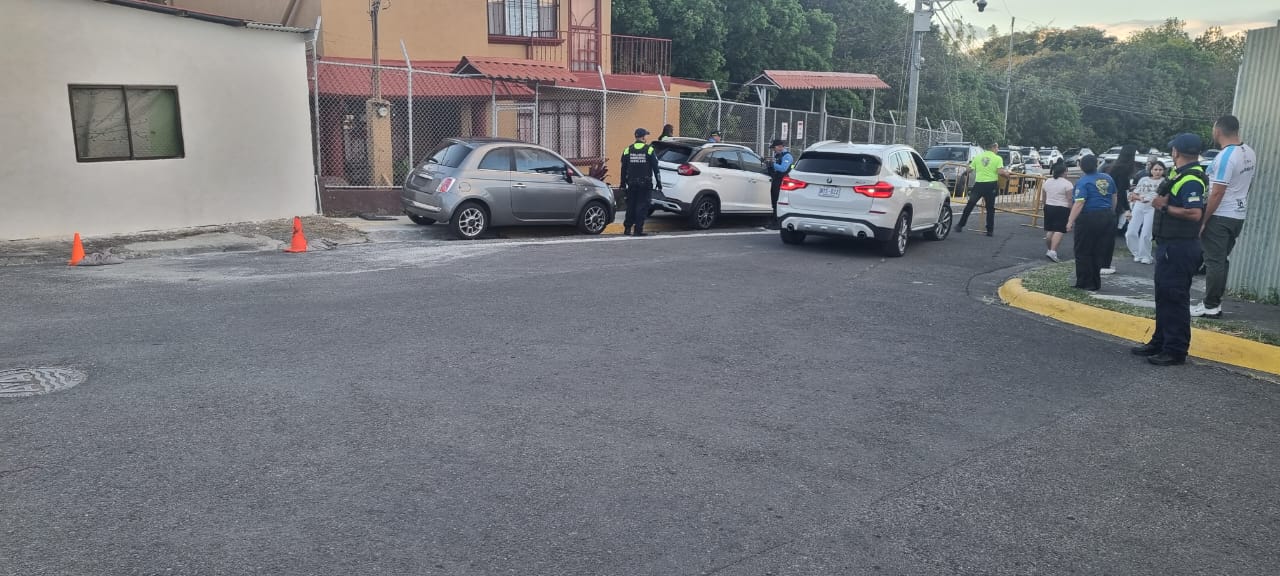 Policía Municipal pide conciencia a conductores por autos mal estacionados