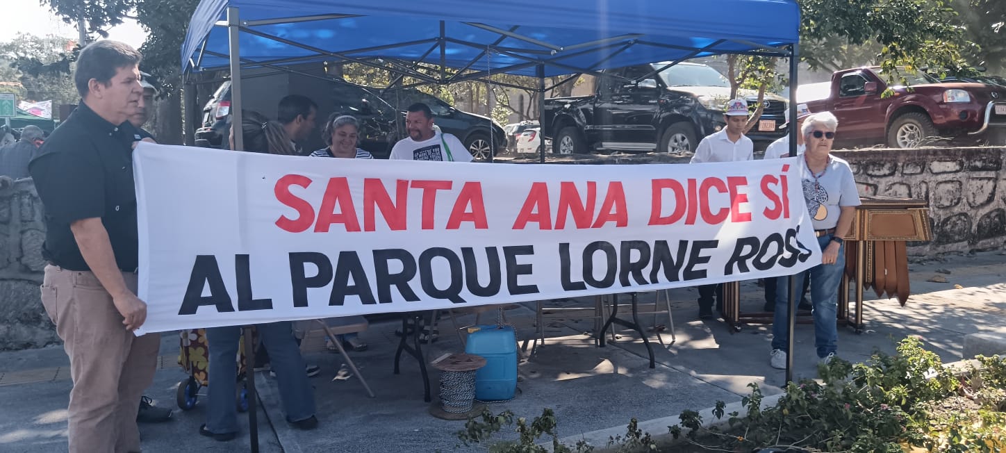 Recogen firmas de vecinos en apoyo al Parque Natural Urbano Lorne Ross