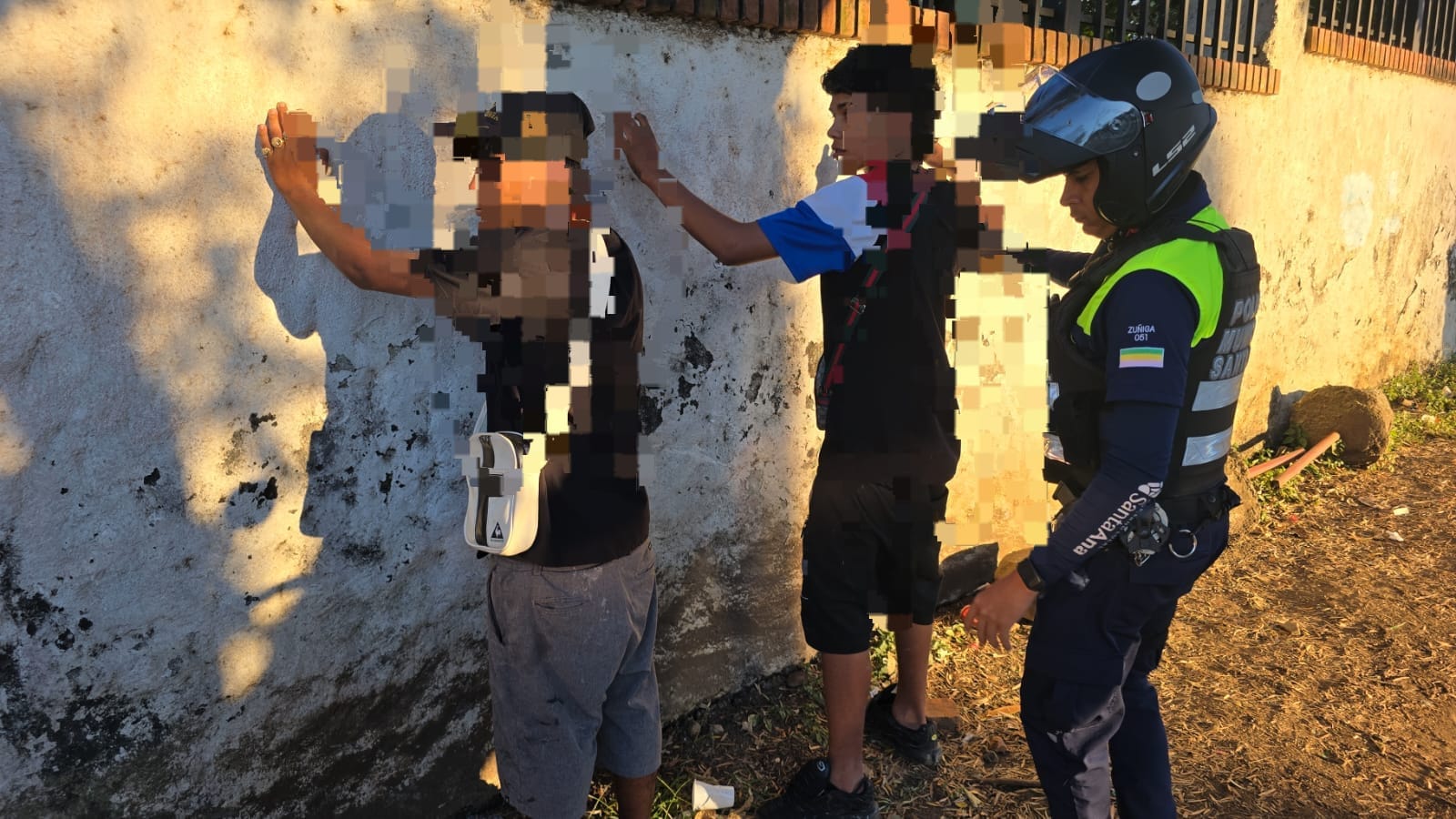 Sujetos asaltan comercio cerca de la Cruz Roja y Policía Municipal los detiene