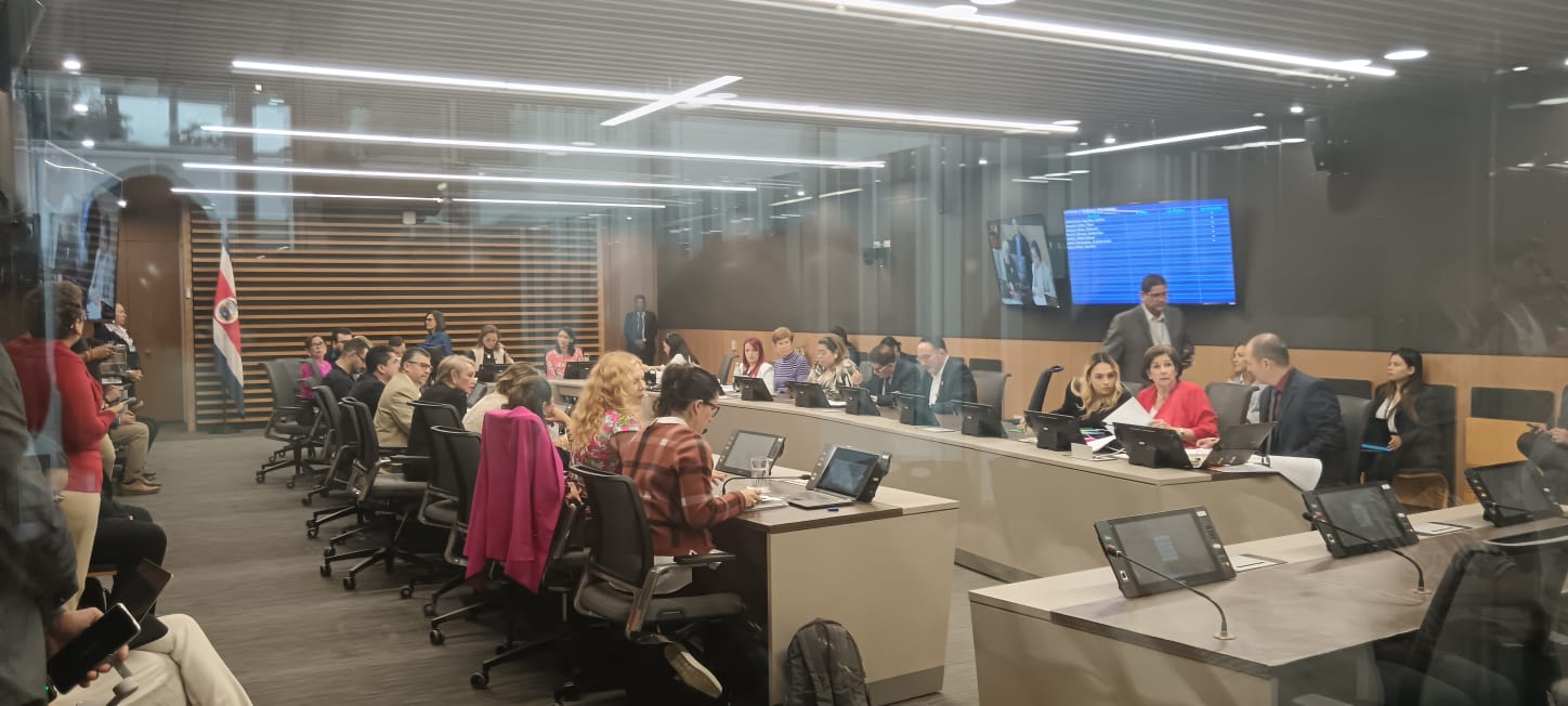 Diputados reciben 14 mil firmas en apoyo al Parque Natural Urbano Lorne Ross