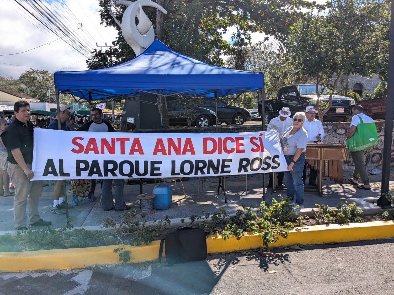 Presentan miles de firmas ante Diputados para el proyecto del Parque Natural Urbano Lorne Ross