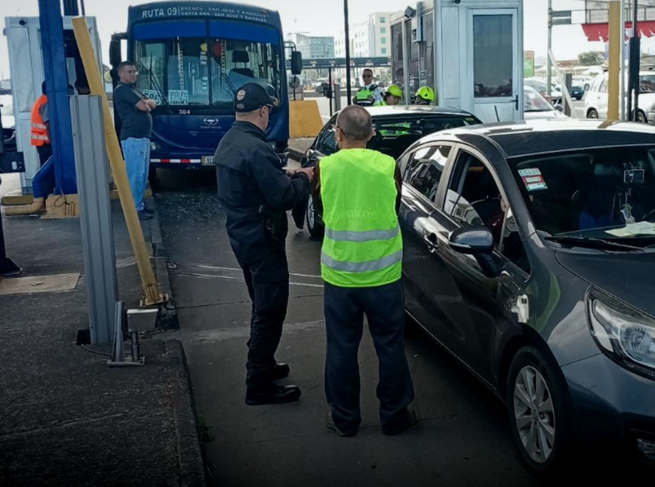 ¿Otra vez? Autobús de Tapachula se queda sin frenos y choca 2 vehículos en el peaje de Escazú
