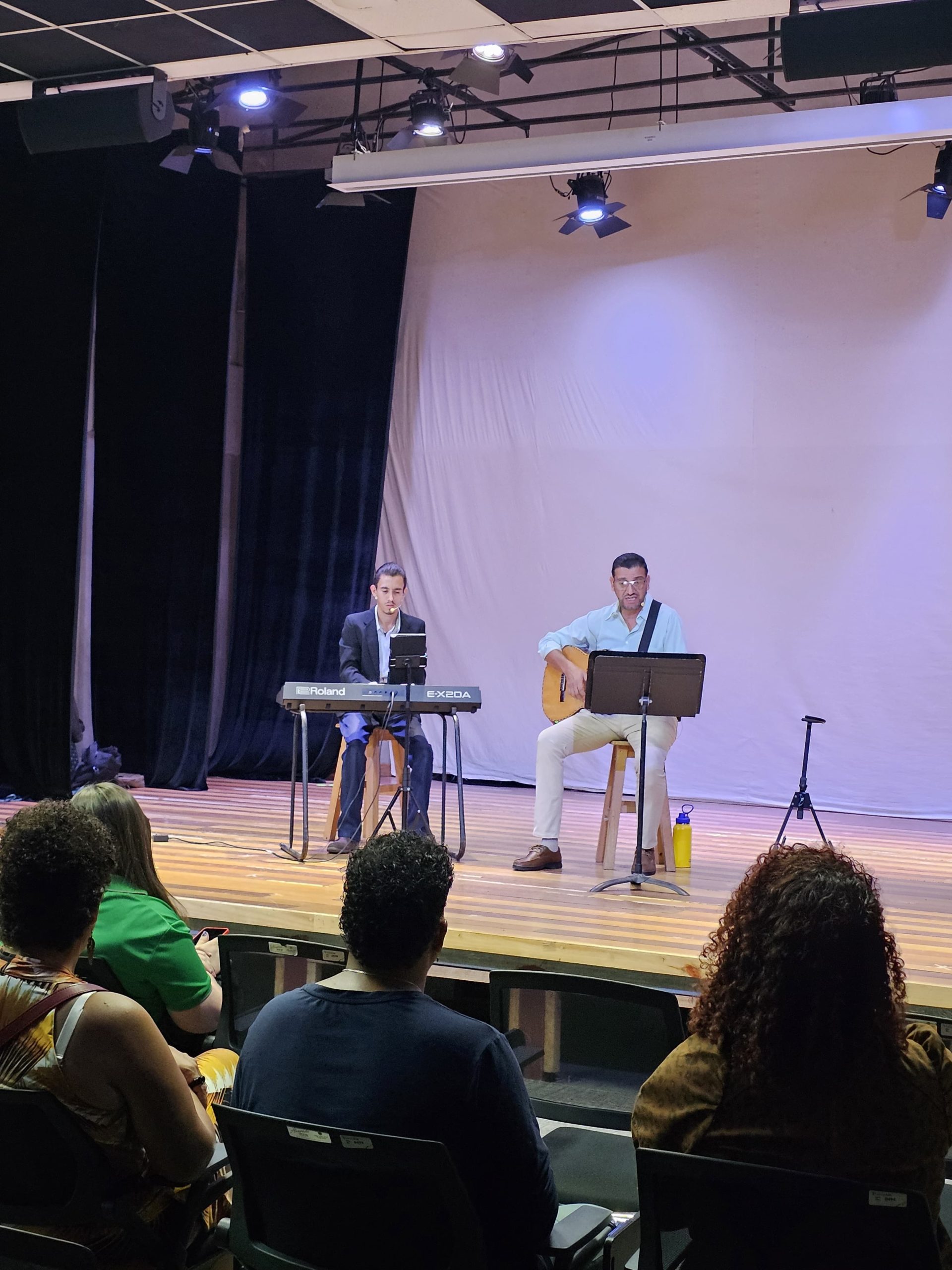 Ayer en el auditorio del EMAI una noche de baladas acústica con músicos santaneños