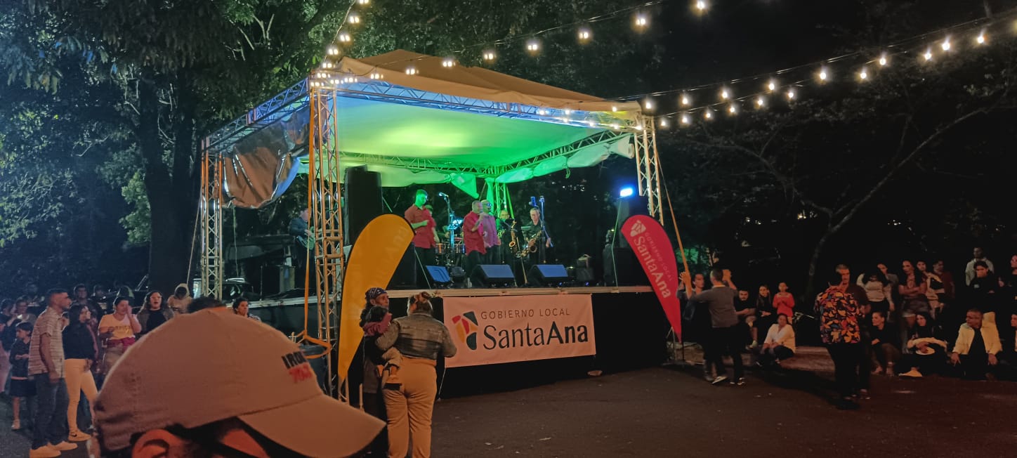 Salitral recibió a muchos santaneños en la famosa Caminata El Salitre con concierto al aire libre