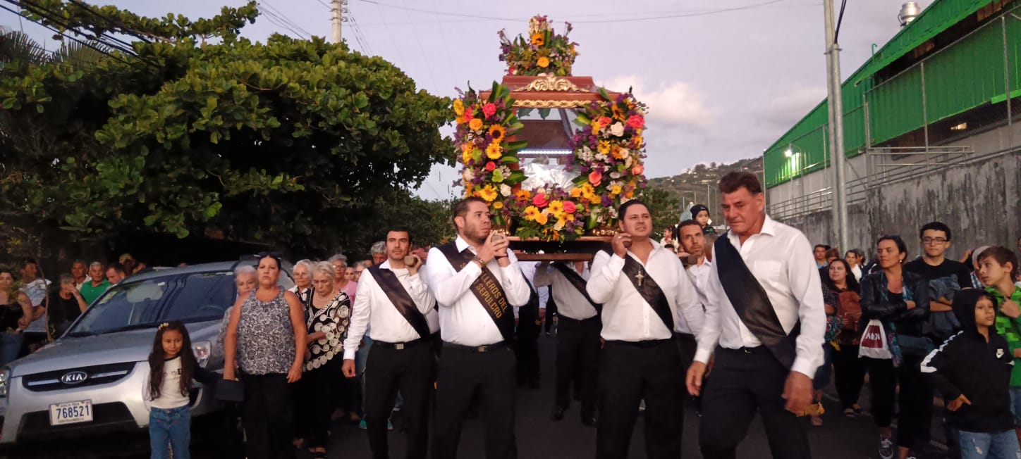 Decenas de feligreses católicos asistieron al Santo Entierro en el centro de Santa Ana