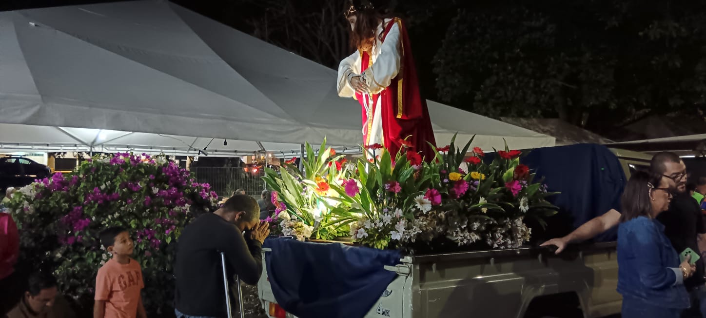 El Vía Crucis de la Parroquia de Santa Ana reunió a fieles en una jornada de reflexión