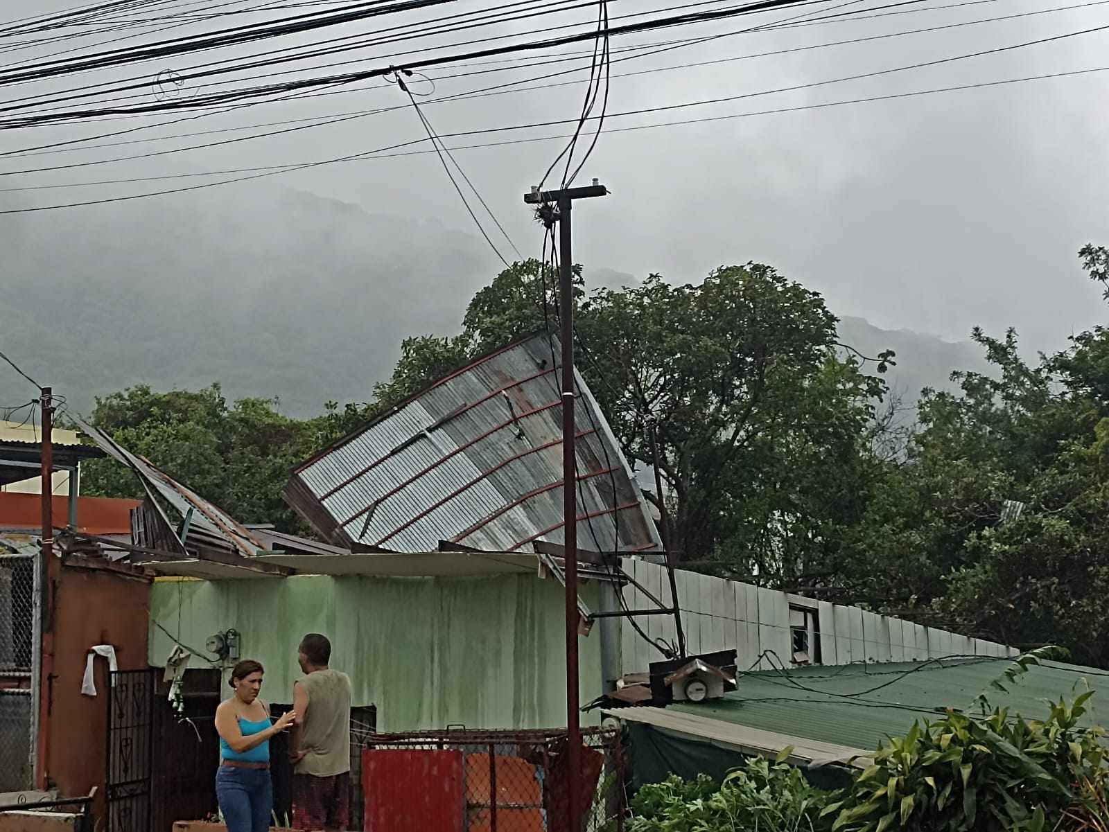Tornado provocó varios daños en viviendas esta tarde en los distritos de Río Oro y Piedades