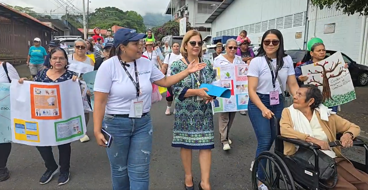 Gobierno Local realiza caminata con adultos mayores para generar conciencia al abuso y maltrato en la vejez