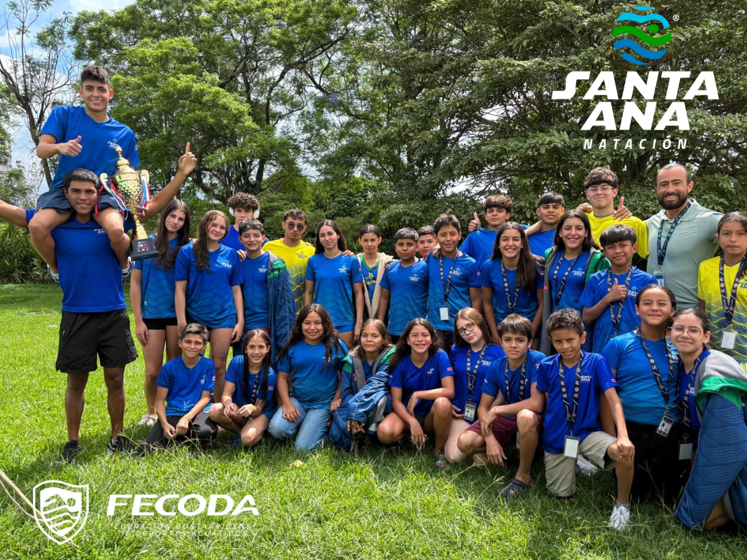 Atletas celebran el subcampeonato nacional de natación por equipos FECODA