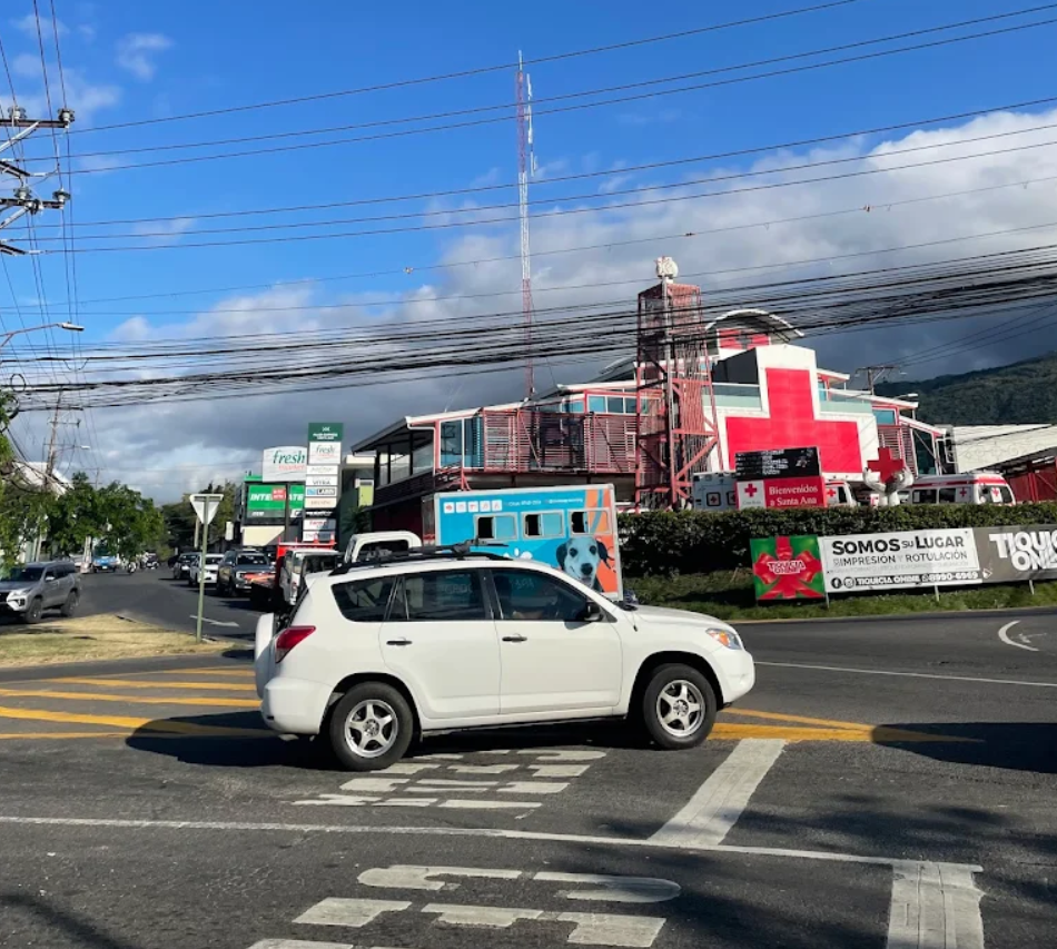 Desatención al conducir convierte la rotonda de Cruz Roja en una zona de peligro al volante