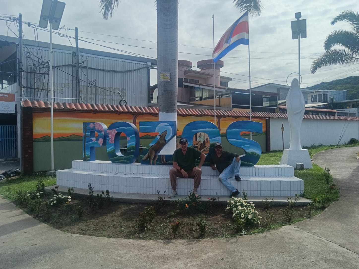 Letras y escultura embellecen Pozos: vecino impulsa nuevo punto de identidad para el distrito