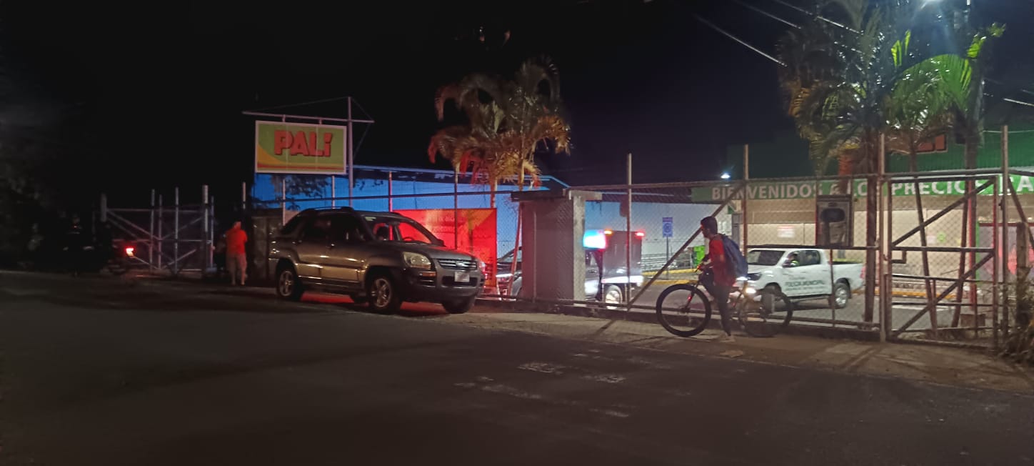 Tres detenidos por intento de asalto al Palí de Piedades: portaban armas y pasamontañas