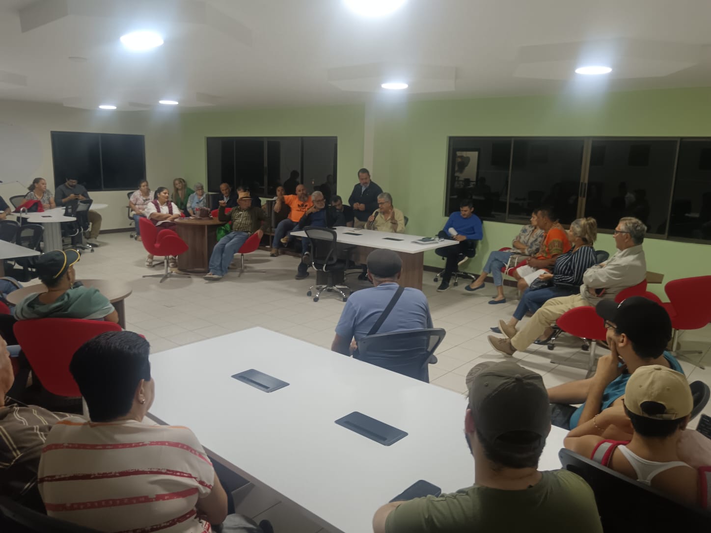 Vecinos alzan la voz contra aumento de los impuestos municipales