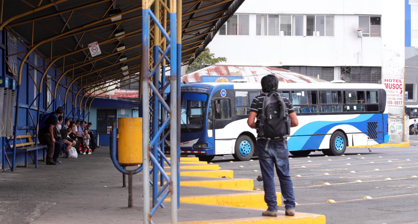 Aresep propone rebajas en tarifas de autobús y leve aumento en los taxis