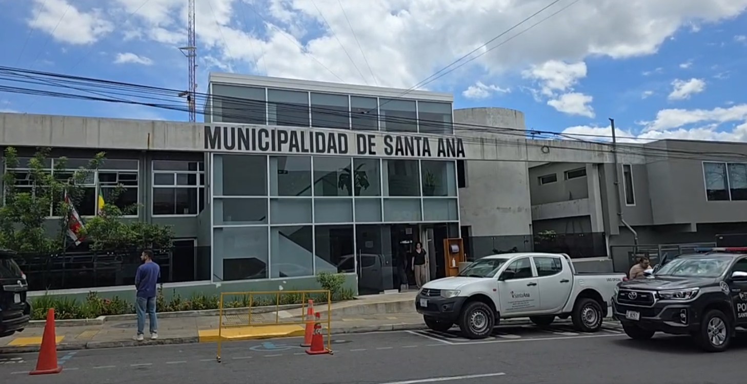 Adulto mayor de Calle Machete preocupado por alza en impuestos municipales
