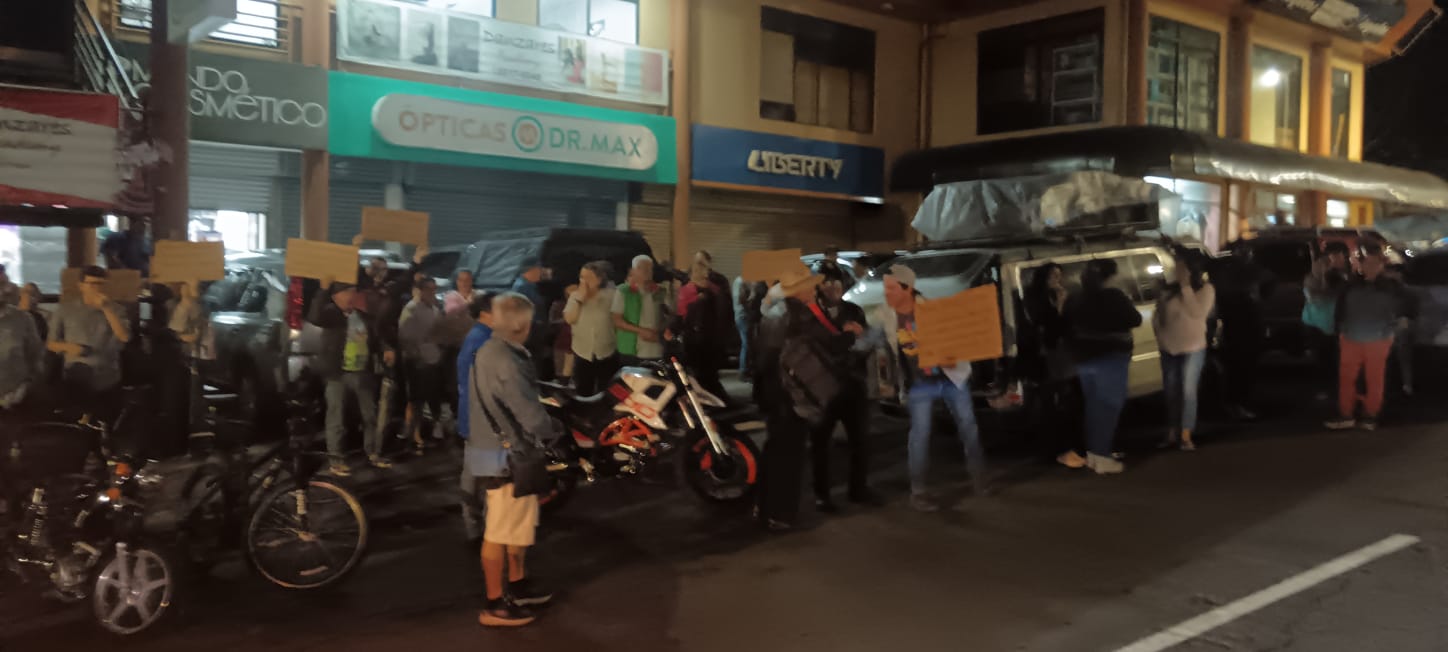 Santaneños molestos por aumento de tasas de impuestos municipales piden la renuncia del alcalde Juan José Vargas