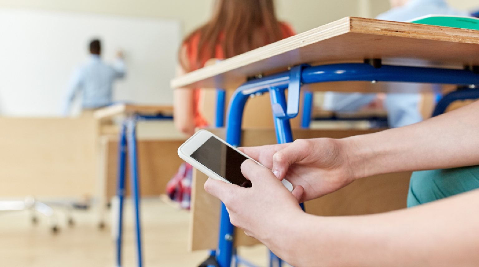 MEP prohibirá uso de celulares en aulas a partir del 2026
