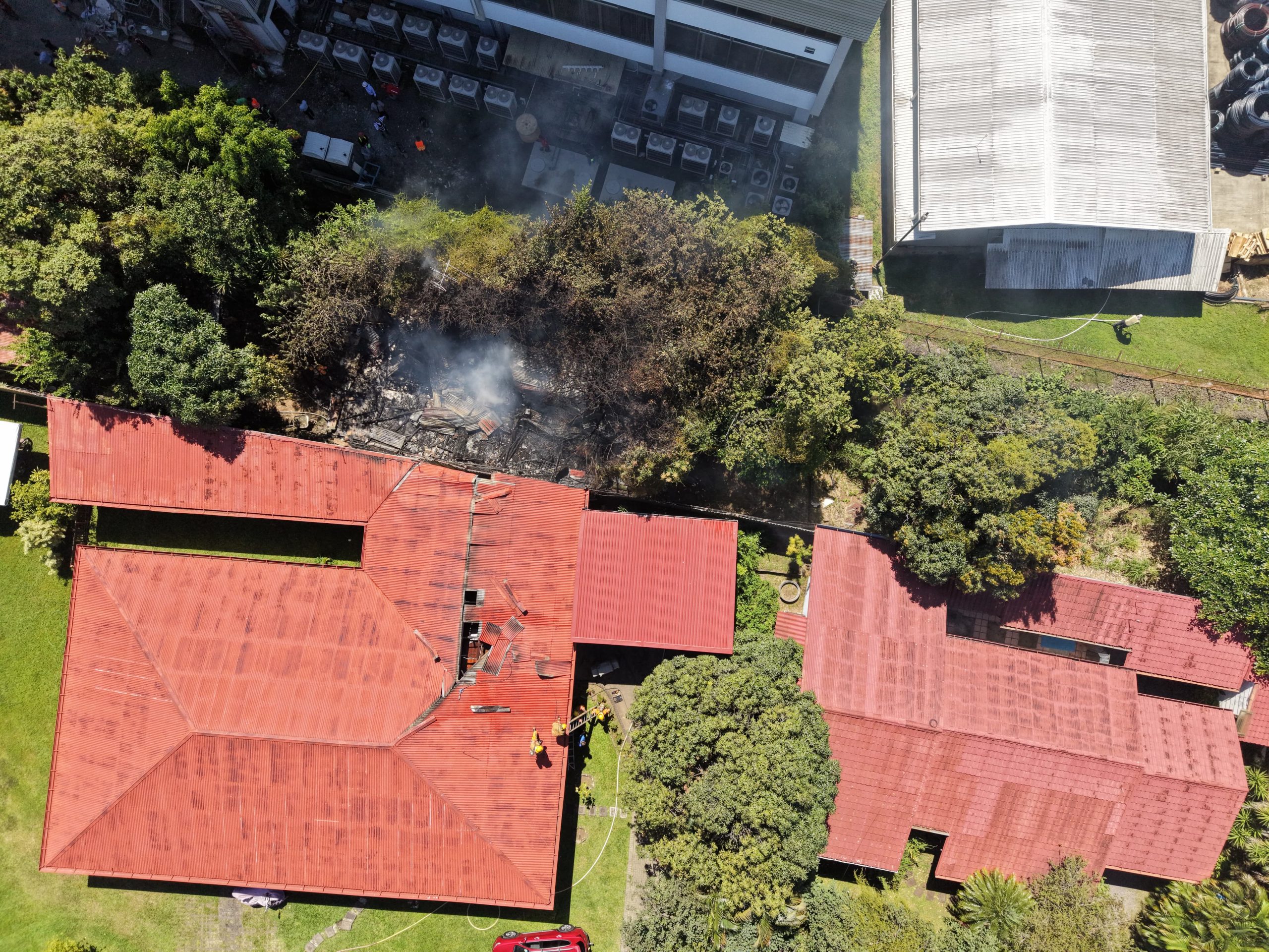 Voraz incendio consume casa junto al Hospital Metropolitano en Pozos