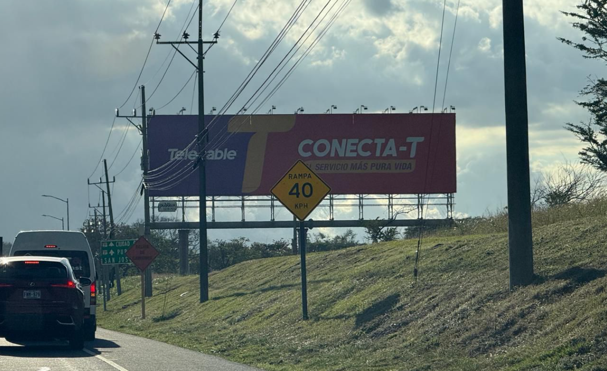 Confusión legal impide demoler valla publicitaria en terreno del Parque Lorne Ross