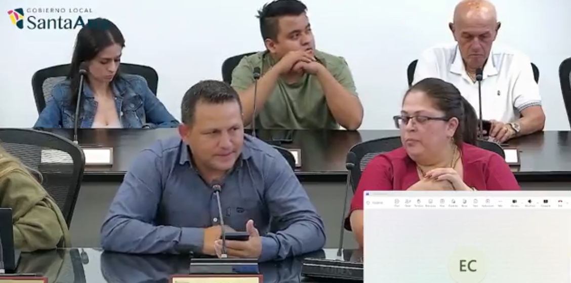 Regidor exige respuestas a Coopesana por largas filas y falta de atención a vecinos