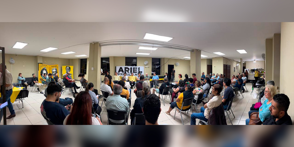 Ariel Robles del Frente Amplio expone su propuesta política con gente de Santa Ana y cantones vecinos