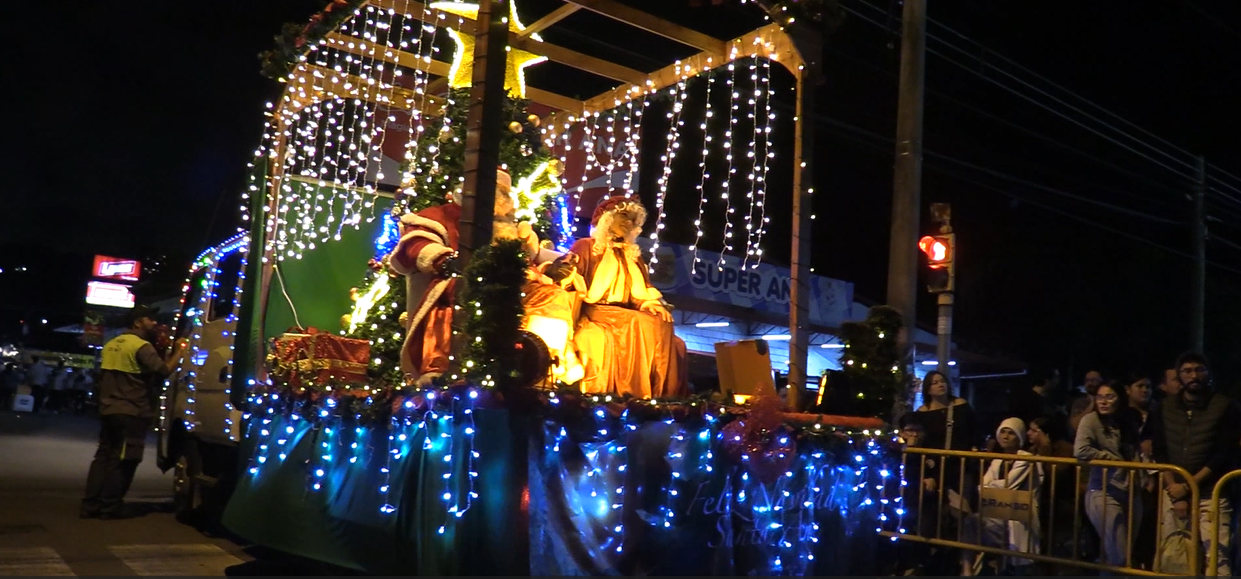 Santa Ana brilló con un desfile navideño ejemplar, lleno de orden, alegría y unión familiar