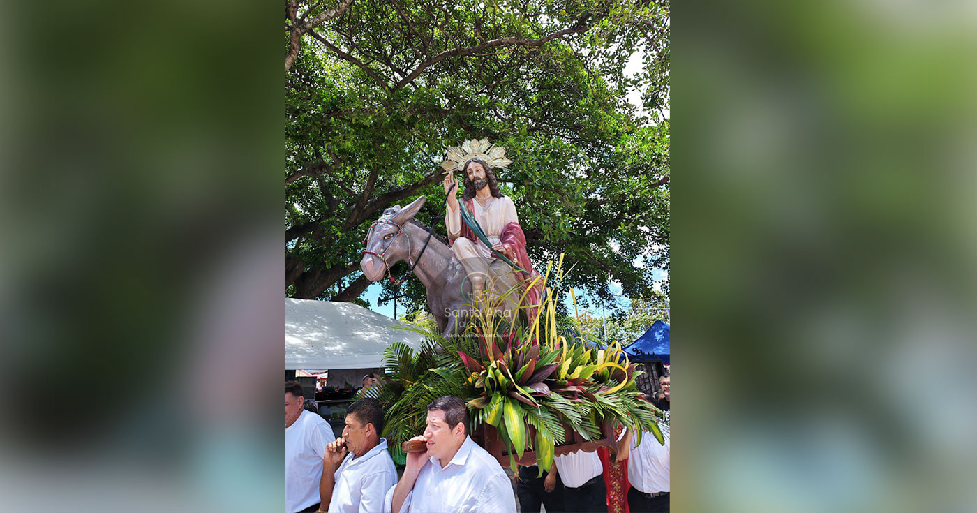 Fieles católicos dan inicio a la Semana Santa con la celebración del Domingo de Ramos